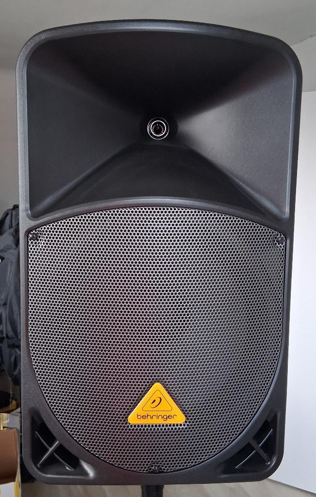 2x Behringer B112D + mixer + statieven + tassen, Zo goed als nieuw, 120 watt of meer, Front, Rear of Stereo speakers, Ophalen