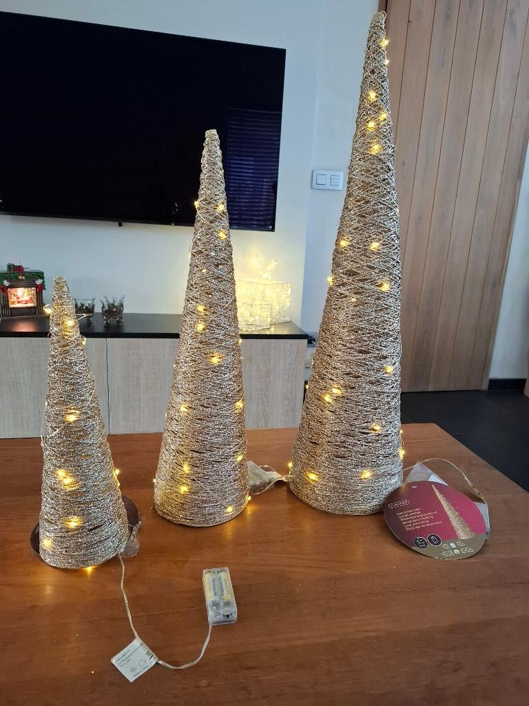 3 prachtige goudkleurige kegels met verlichting, Diversen, Kerst, Ophalen of Verzenden, Zo goed als nieuw