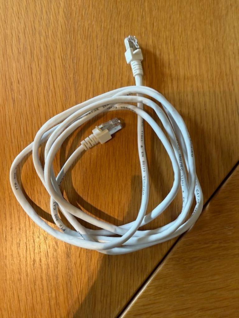 câble UTP, 2 mètres, Bricolage & Construction, Électricité & Câbles, Enlèvement ou Envoi, Utilisé, Câble ou Fil électrique