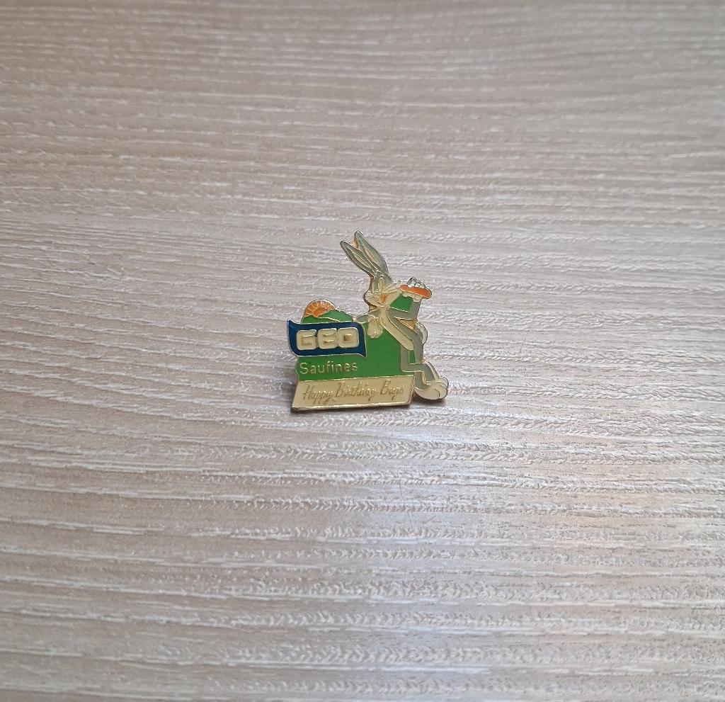 PIN - GEO - BUGS BUNNY - LOONEY TUNES - WARNER BROS, Envoi, Utilisé, Figurine, Insigne ou Pin's