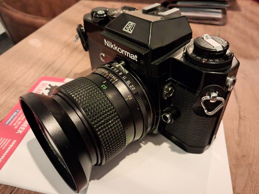 Nikkormat El black met 28 mm, Audio, Tv en Foto, Fotocamera's Analoog, Ophalen of Verzenden, Zo goed als nieuw