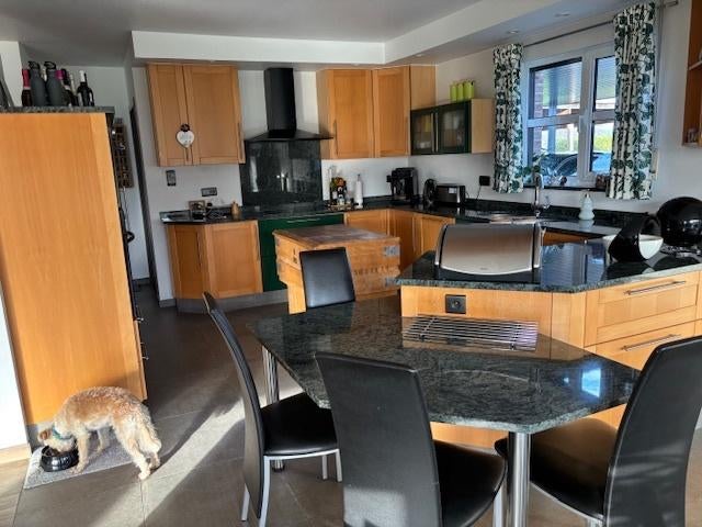 Keuken in goede staat met toestellen, Huis en Inrichting, Keuken | Complete keukens, Ophalen, U-keuken, Bruin, Graniet of Steen