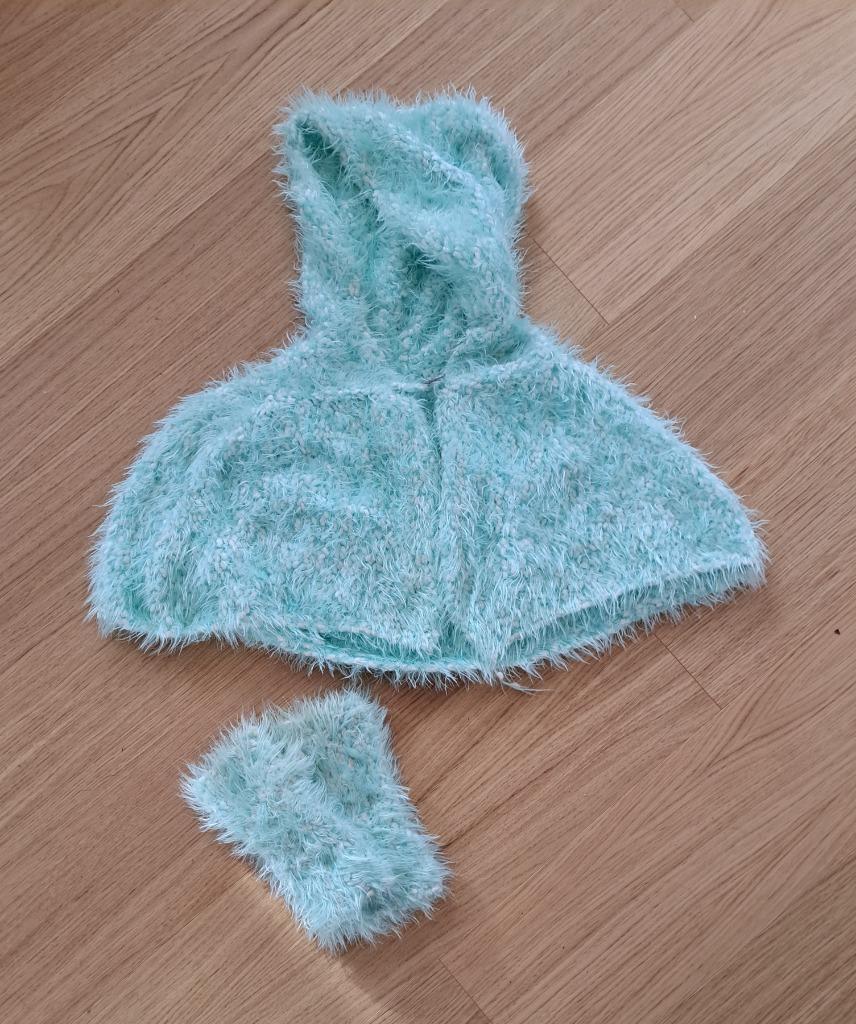 cape en vingerloze wanten met hoog knuffelgehalte, Ophalen of Verzenden, Gebruikt, Meisje, Setje