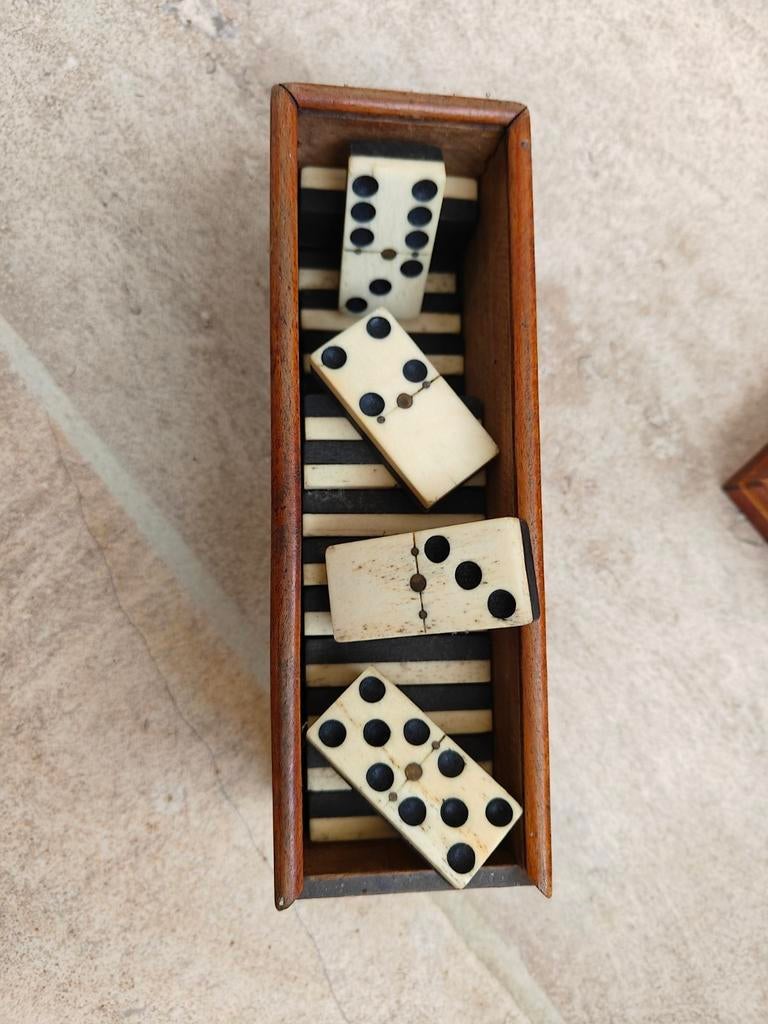 Antieke Franse dominostenen van been en ebbenhout: originele, Ophalen, Gebruikt