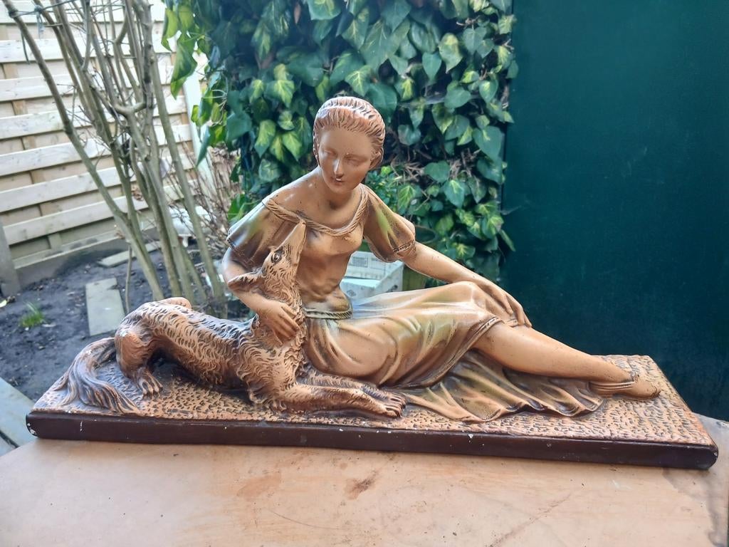 Beeld kalk dame met windhond, Ophalen