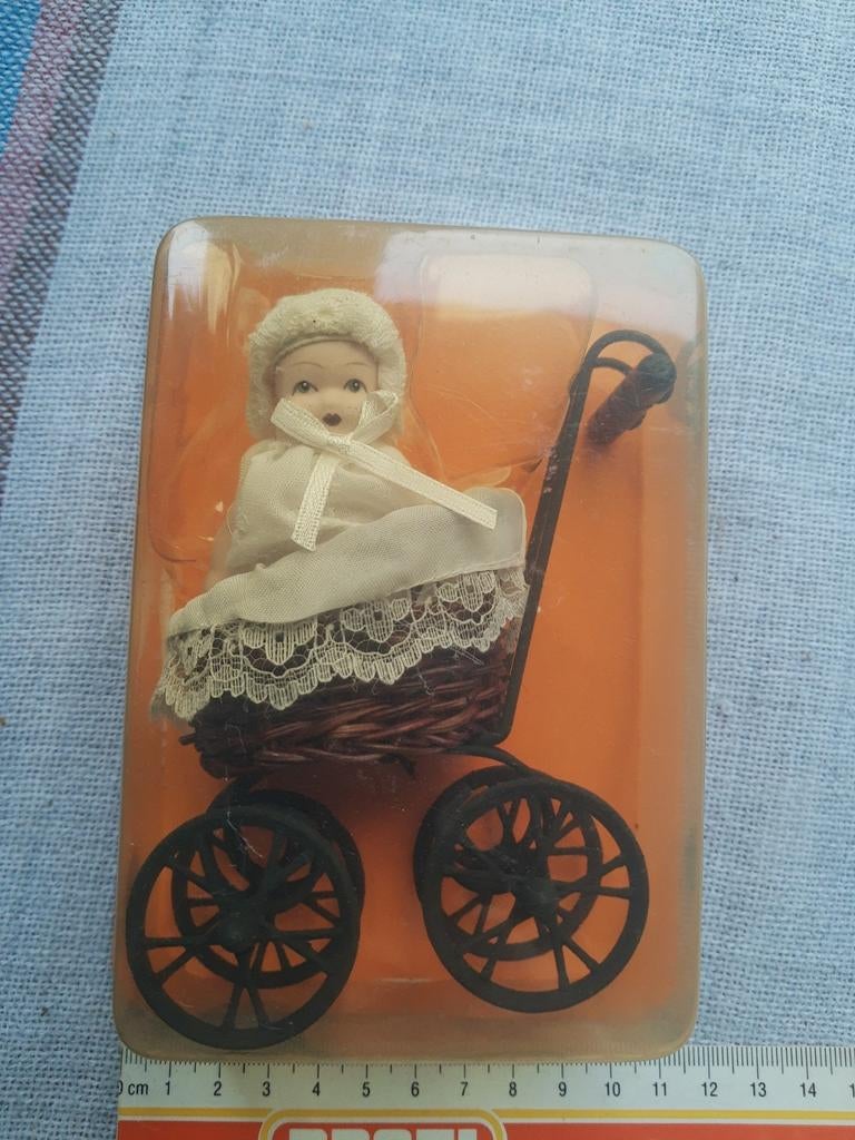 Poupée en porcelaine avec landau, encore neuve dans son emba, Enlèvement ou Envoi, Comme neuf