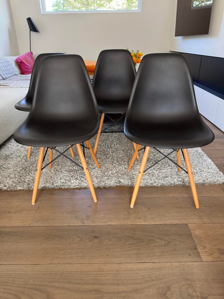Zwarte stoelen met houten poten (replica eames), Huis en Inrichting, Stoelen, Gebruikt, Zwart, Vijf, Zes of meer stoelen, Replica eames