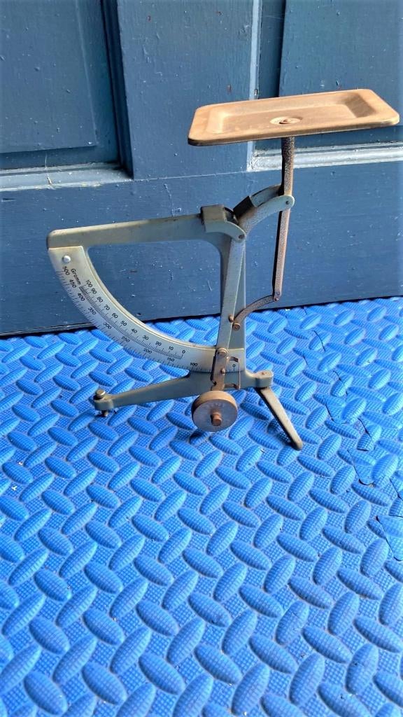 Ancien pèse-lettres, Enlèvement ou Envoi