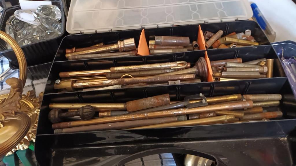 A VENDRE 5 BACS MATÉRIEL POUR RESTAURER LUSTRES., Enlèvement