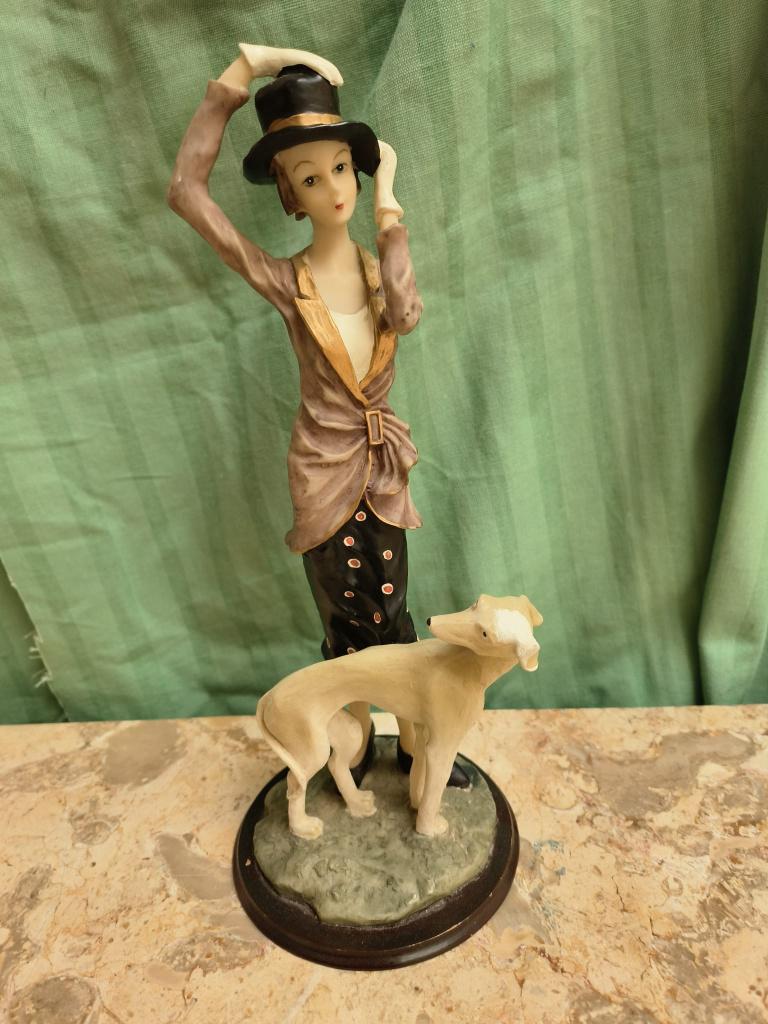 Beeldje van "Vrouw met hond" (28cm hoog), Ophalen of Verzenden, Gebruikt, Mens