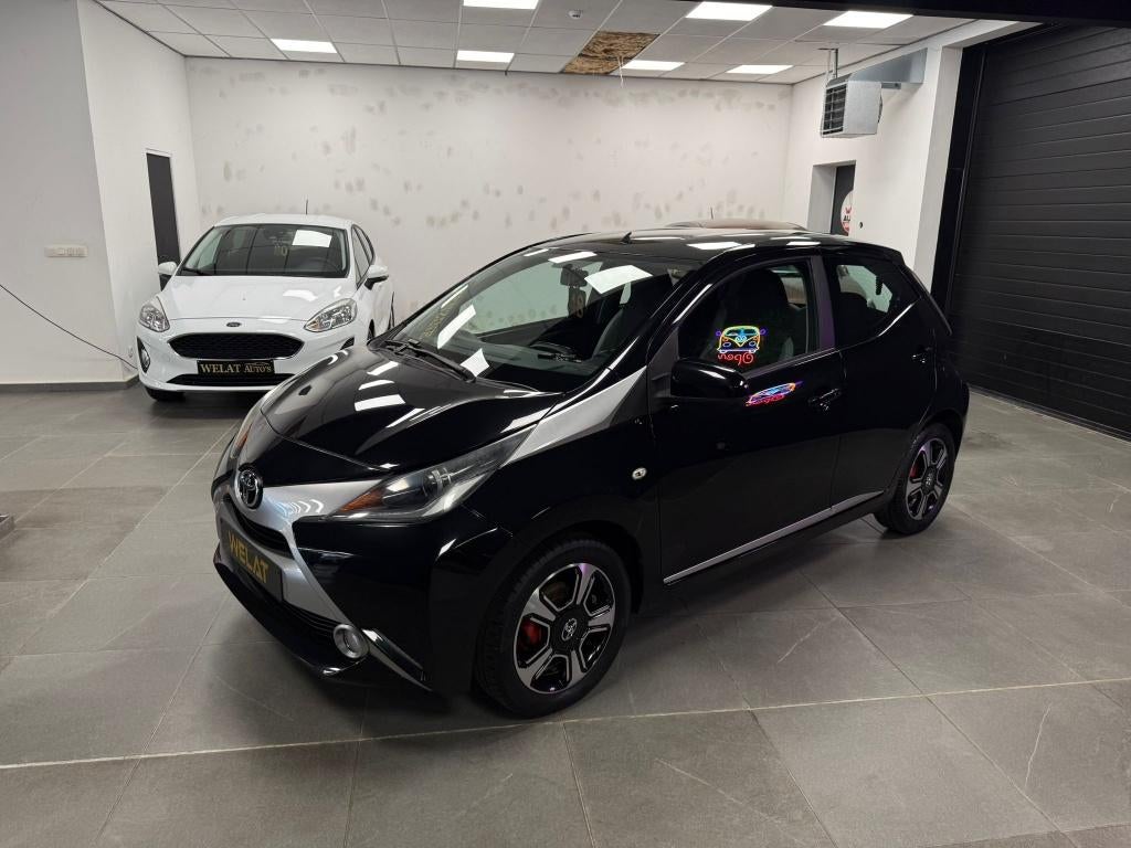 TOYOTA AYGO SPECIALE UITVOERING 2015 BENZINE 105.000KM, Auto's, Bluetooth, Zwart, Bedrijf, Handgeschakeld