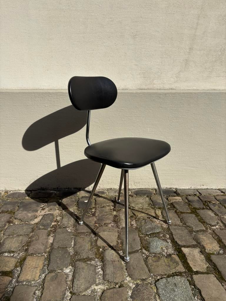 Chaise en tube chromé avec assise en skaï noir, Maison & Meubles, Enlèvement, Comme neuf