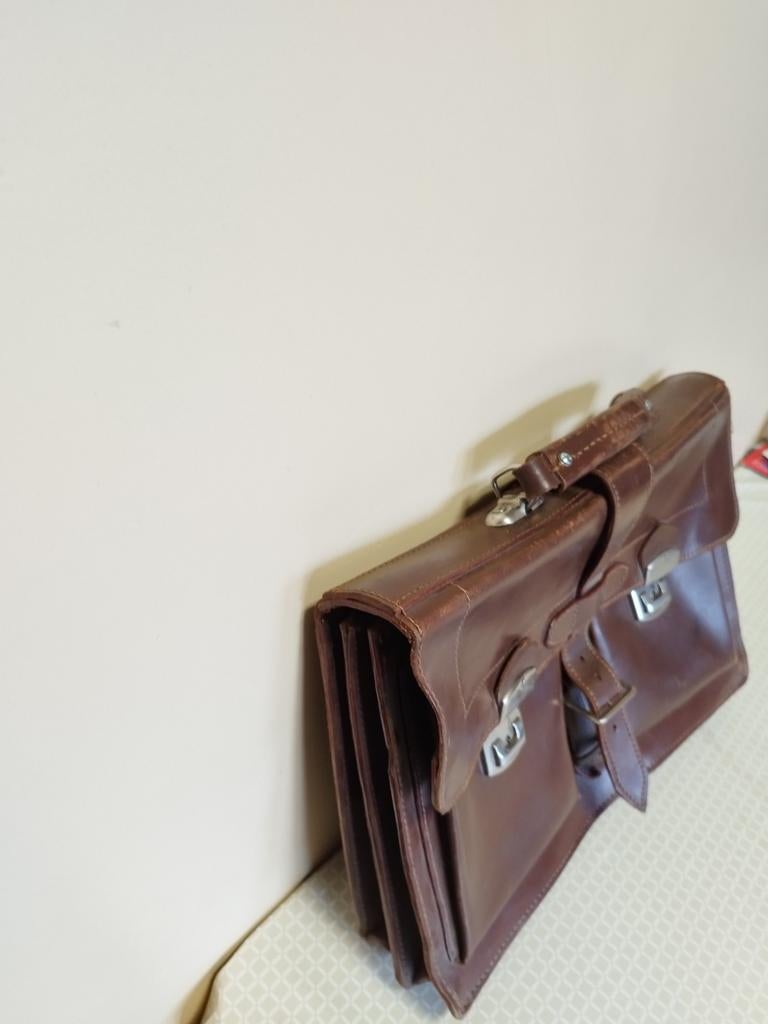 Lederen oude schooltas, Ophalen