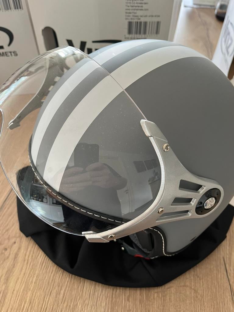 Jethelm vince mat grijs medium vespa Lambretta, Fietsen en Brommers, Brommerhelmen, Ophalen of Verzenden, Zo goed als nieuw, Medium