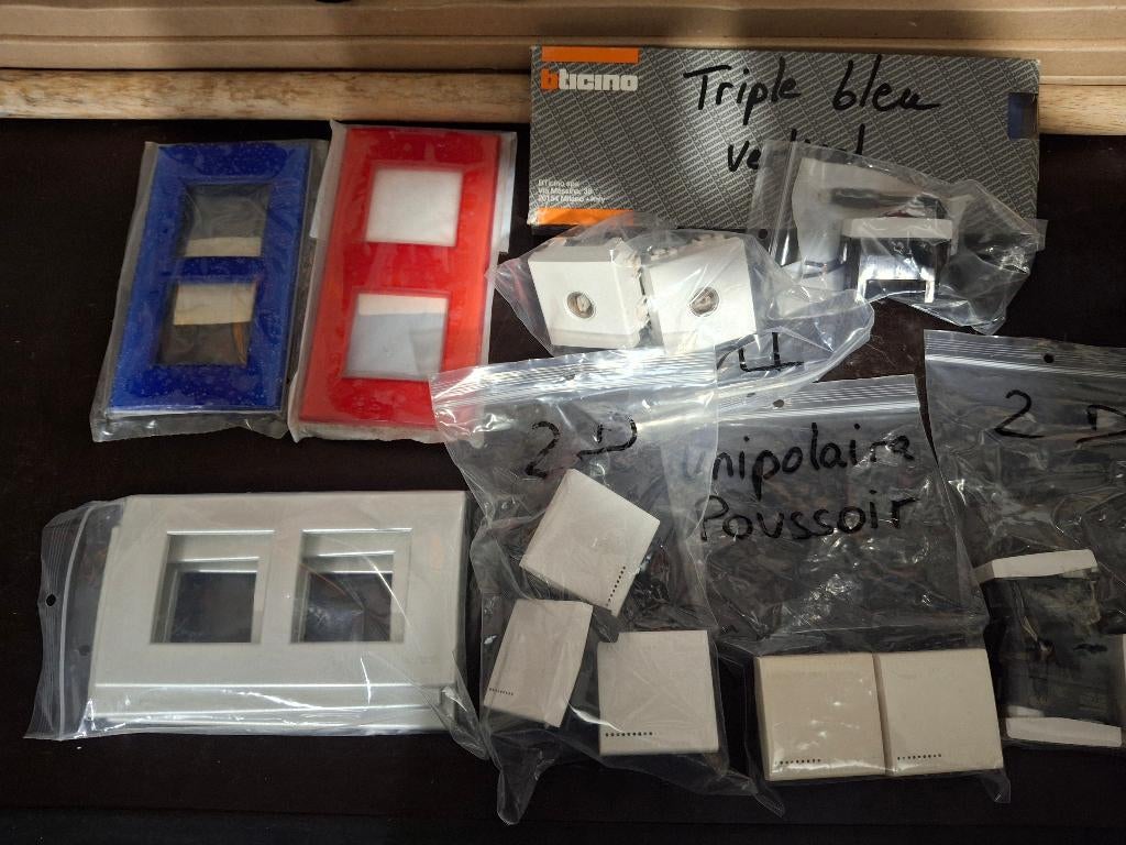 BTICINO LIGHT prises interrupteurs plaques, Bricolage & Construction, Enlèvement ou Envoi, Comme neuf, Interrupteur