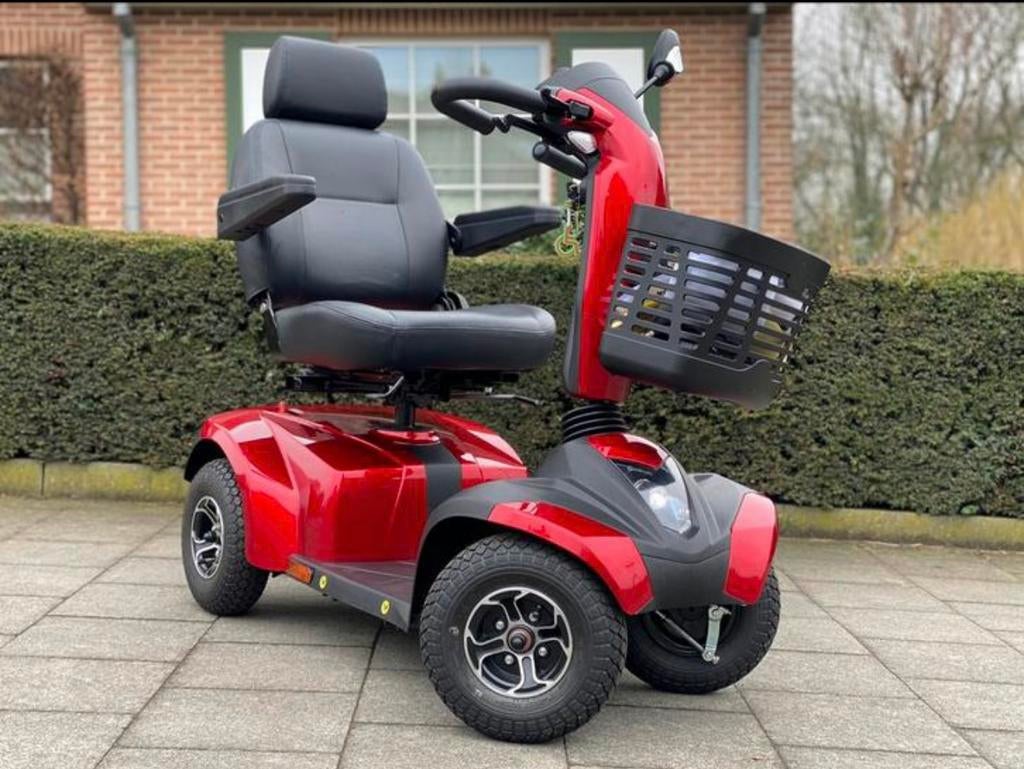 ALS NIEUWSTD Scootmobiel 4W Rode luxueuze Invalide scooter, Diversen, Rolstoelen, Ophalen of Verzenden, Inklapbaar, Zo goed als nieuw