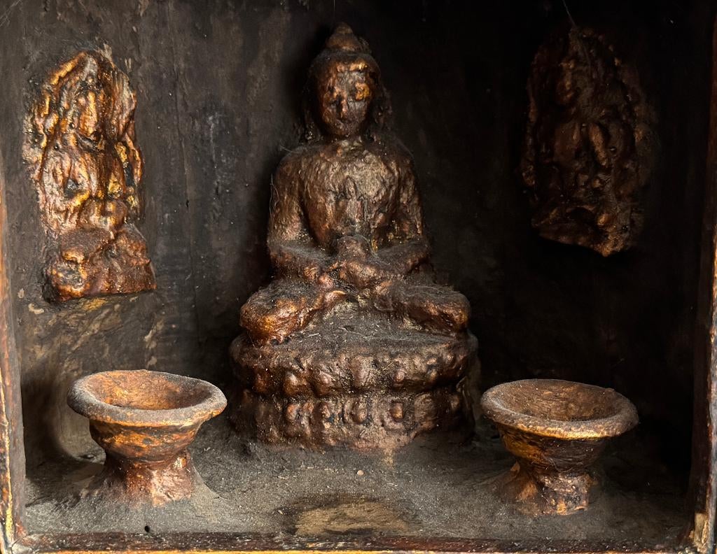 Ancien Autel ou Temple Bouddha en Bois & Argile du Népal, Enlèvement ou Envoi