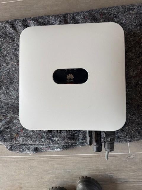 2 onduleurs Huawei Sun2000L1 (3358W et 2234W), Bricolage & Construction, Enlèvement, Comme neuf, Système complet