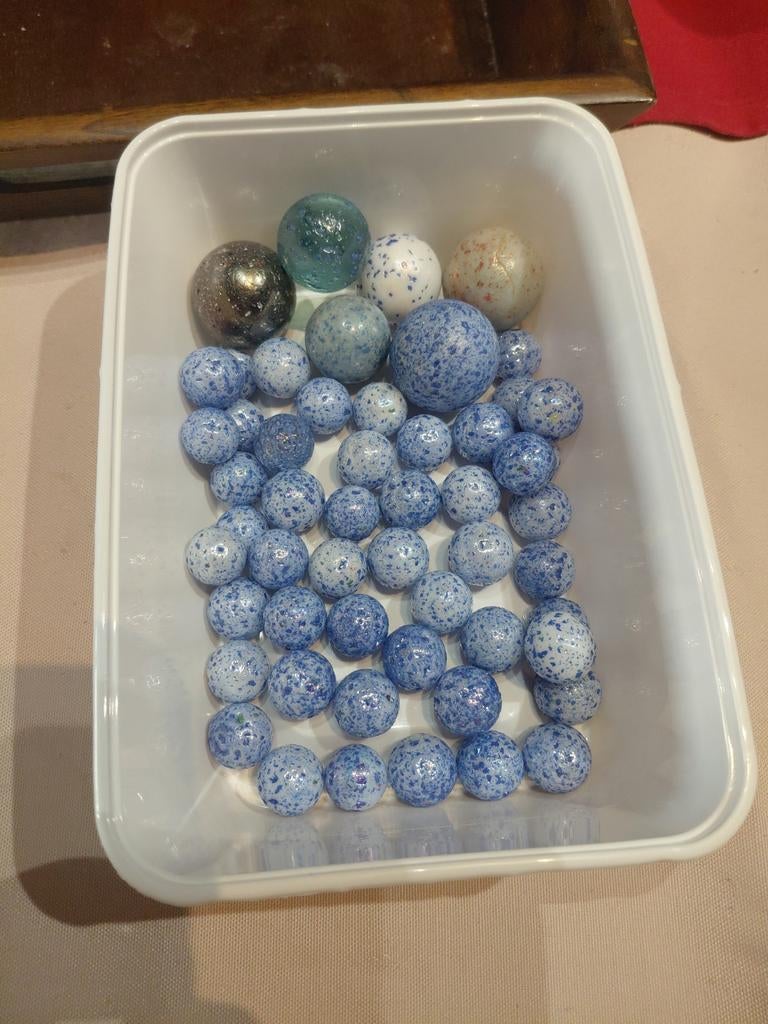 Lot blauw gespikkelde knikkers + enkele grote shooters – moo, Verzamelen, Speelgoed, Ophalen of Verzenden