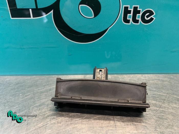 Poignée hayon d'un Peugeot 307 (307 01-) (NVT), Autos : Pièces & Accessoires, Carrosserie & Tôlerie, Peugeot, Utilisé, 3 mois de garantie