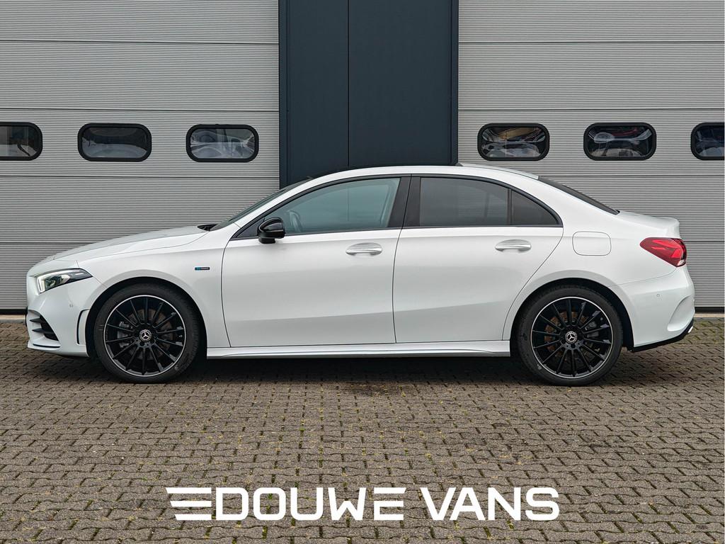 Mercedes-Benz A-Klasse 250e Sedan AMG Panorama Memory Night, Auto's, 4 deurs, Gebruikt, 4 cilinders, Leder en Stof