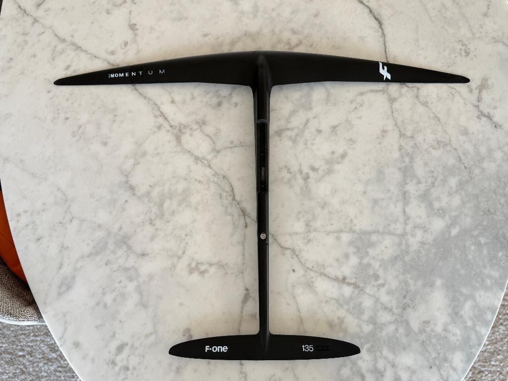 F-One Momentum Foil 516 - Stab XS 135 DW (NIEUW!) T1, Watersport en Boten, Wingsurfen, Ophalen, Nieuw, Wingsurf-hydrofoil