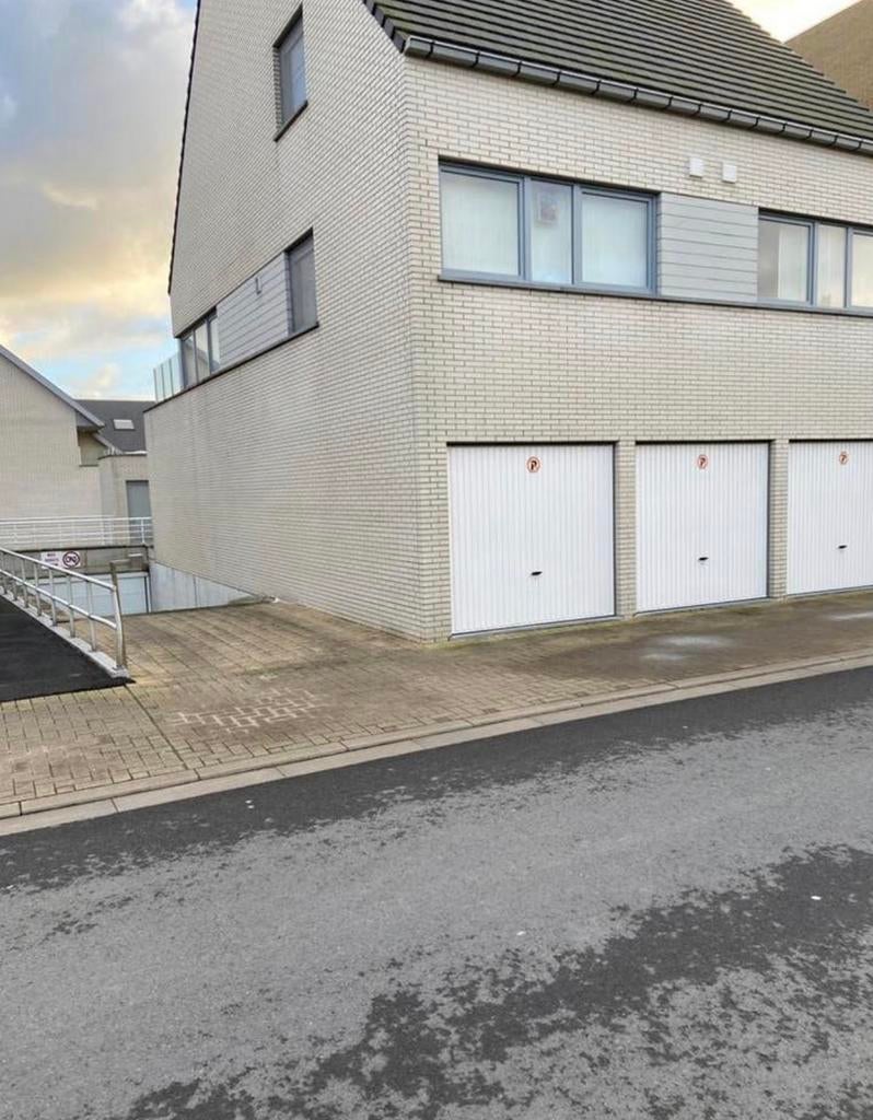 Afgesloten ruime parkeerplaats per dag te huur, Provincie West-Vlaanderen