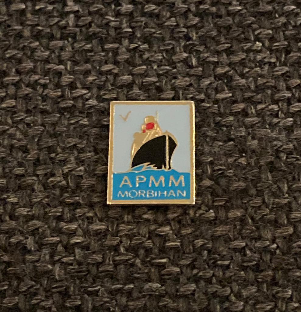 PIN - APMM - MORBIHAN - MARINE - PECHE - BATEAU - BOOT, Envoi, Utilisé, Autres sujets/thèmes, Insigne ou Pin's