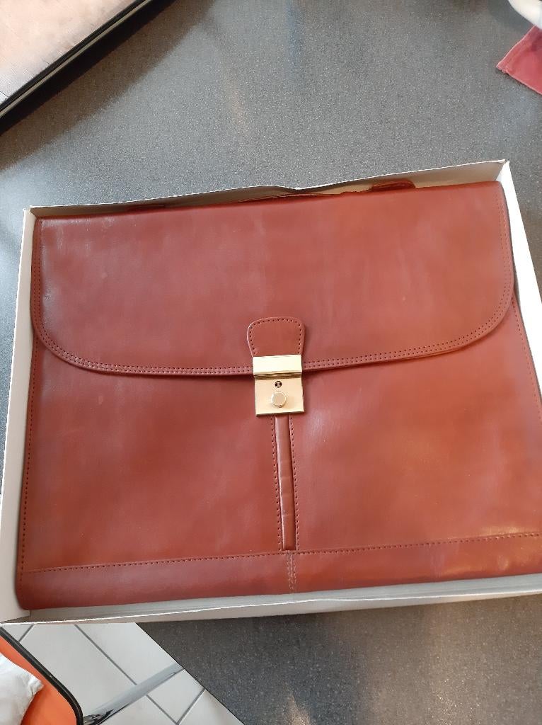 LUXUEUSE AKTETAS IN BRUIN LEDER, Informatique & Logiciels, Sacoches d'ordinateur portable, Enlèvement, 17 pouces ou plus, Neuf