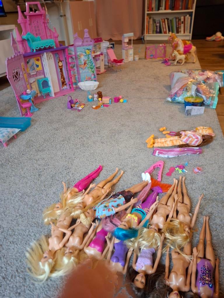 Groot lot Barbie, Enfants & Bébés, Jouets | Maisons de poupées, Enlèvement