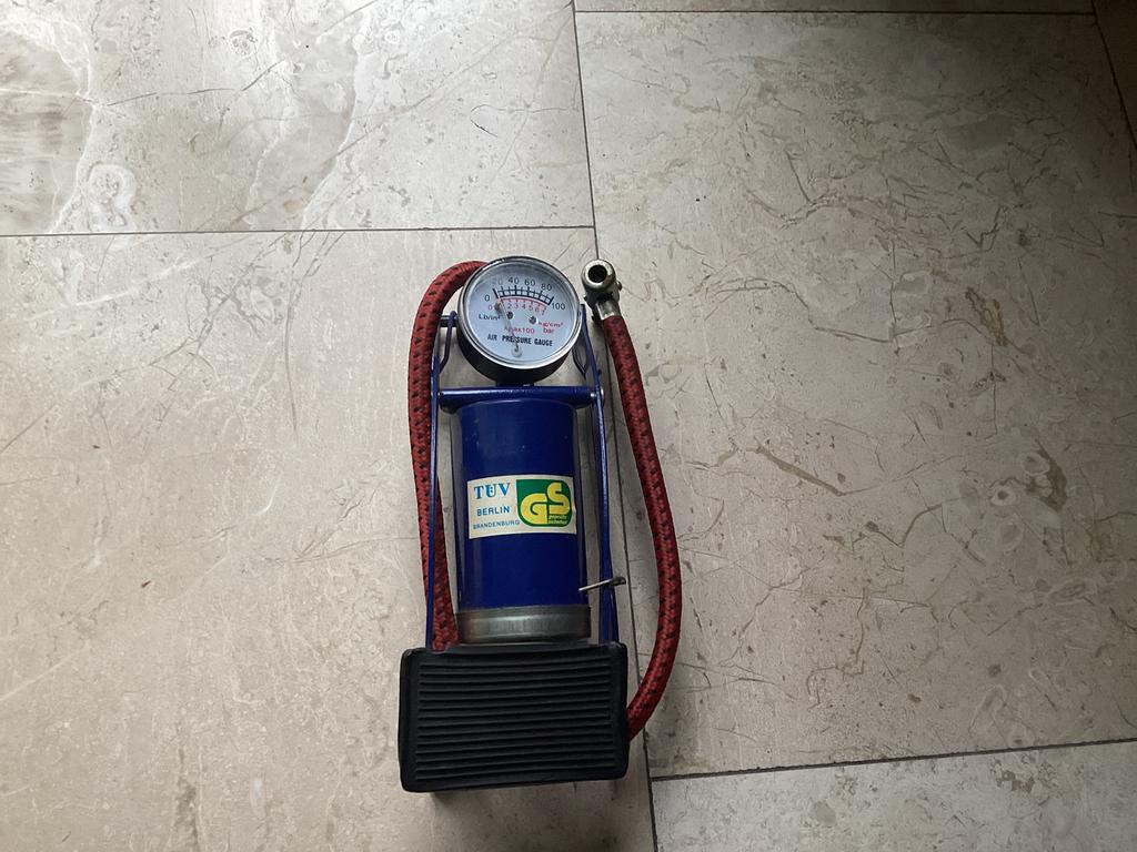 Voetpomp TUV Berlin, Ophalen, Zo goed als nieuw