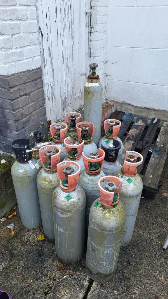 13 lege CO2 flessen van 10L, Ophalen, Zo goed als nieuw