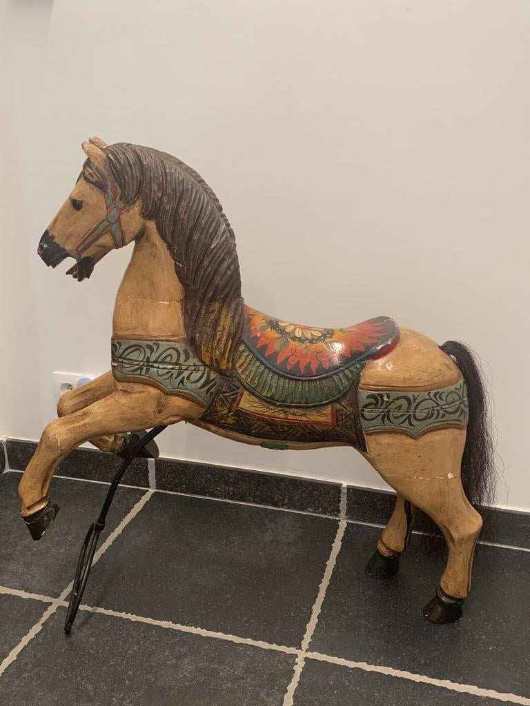 Antiek houten paard, Ophalen