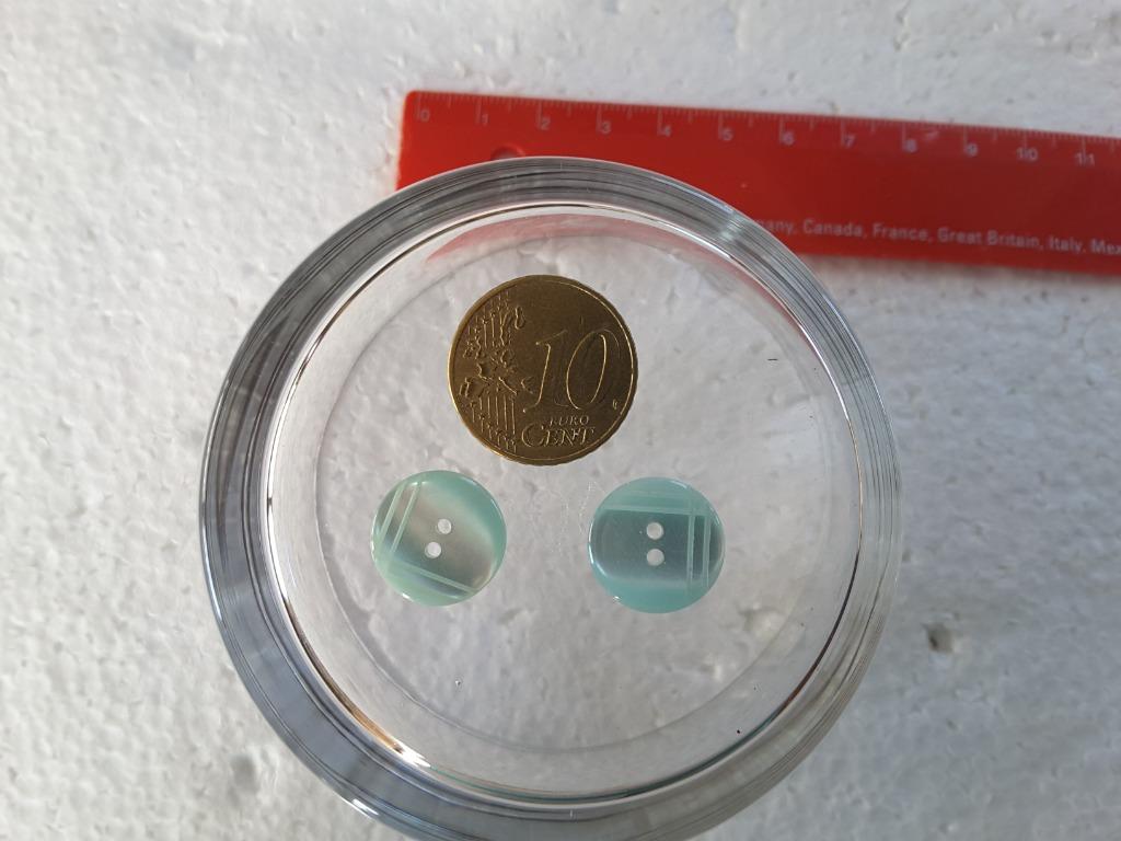 boutons 13 mm turquoise brillant petite ligne 2 trous B13362, Enlèvement ou Envoi, Neuf, Bouton ou Boutons