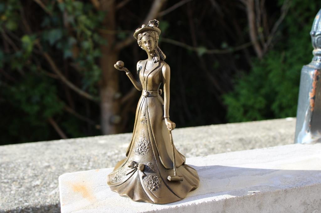 Gesigneerde bronzen tafelbel, vrouw speelt cricket., Ophalen of Verzenden, Brons