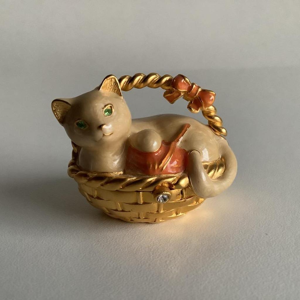 Zeldzame Estée Lauder Beautiful solid parfum katje in mandje, Verzamelen, Ophalen of Verzenden, Gebruikt, Overige typen, Gevuld