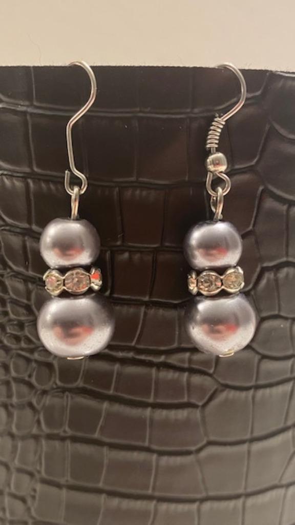 Grijze oorbellen met grijze parels en strass, Bijoux, Sacs & Beauté, Boucles d'oreilles, Neuf, Gris, Enlèvement ou Envoi, Avec strass