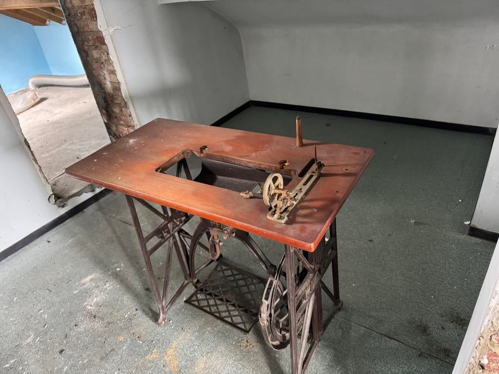 Ancien châssis de machine à coudre, Antiquités & Art, Antiquités | Machines à coudre, Enlèvement