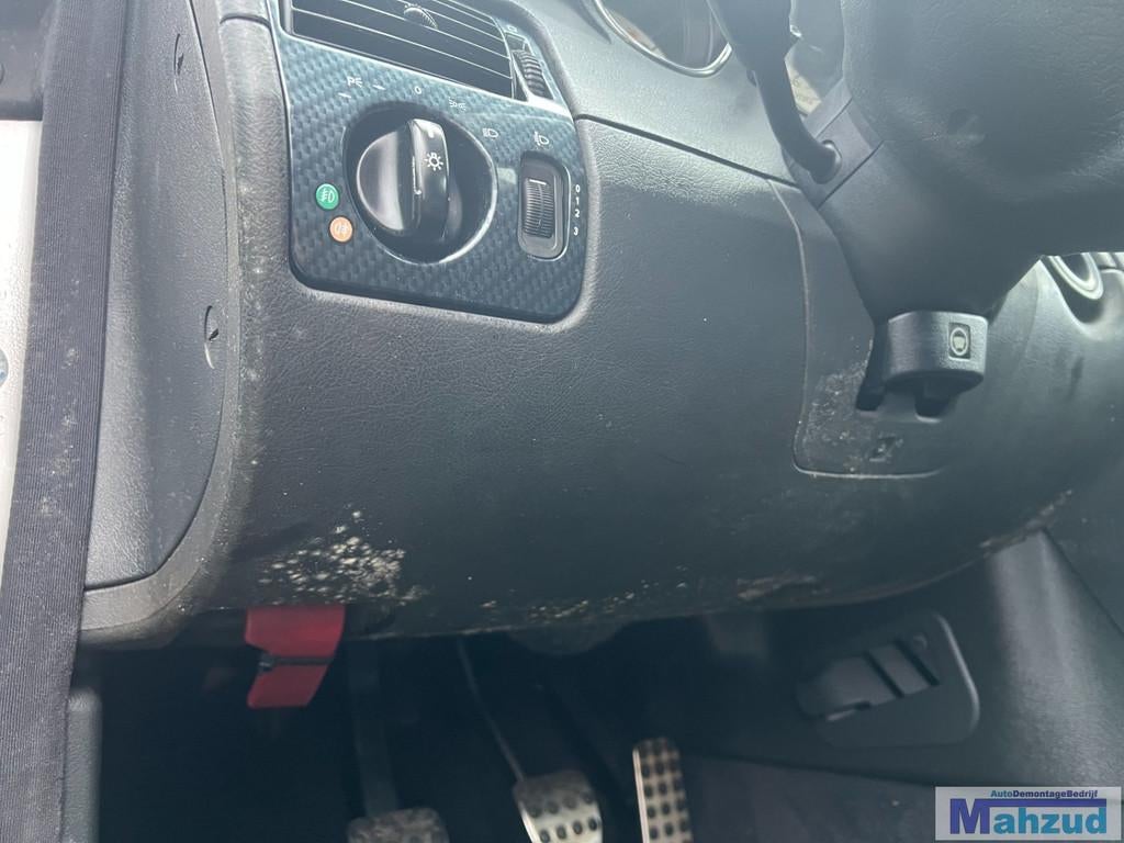 Cache inf rieur de colonne de direction noir pour MERCEDES S, Mercedes-Benz AG, Mercedes-Benz, Utilisé, Mercedesstrasse 120
70372  Stuttgart, DE