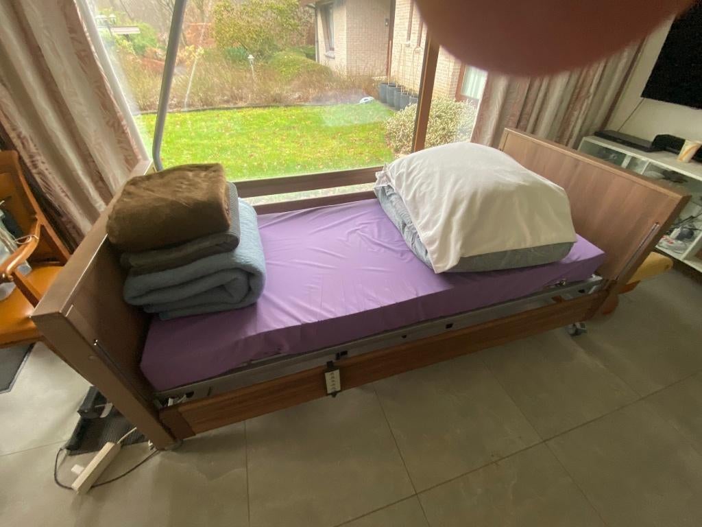 Lit électrique médical en état impeccable + mini scooter, Divers, Enlèvement, Comme neuf