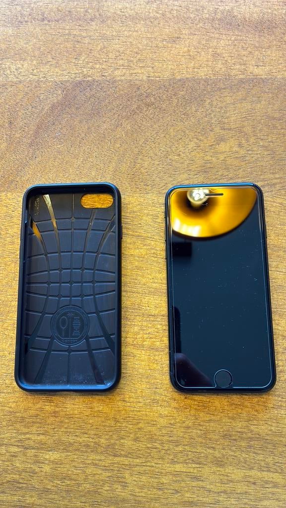 iPhone SE 2022 - 64 GB met Spigen hoesje, Télécoms, Téléphonie mobile | Apple iPhone, Enlèvement, Comme neuf, 64 GB, IPhone SE (2022)