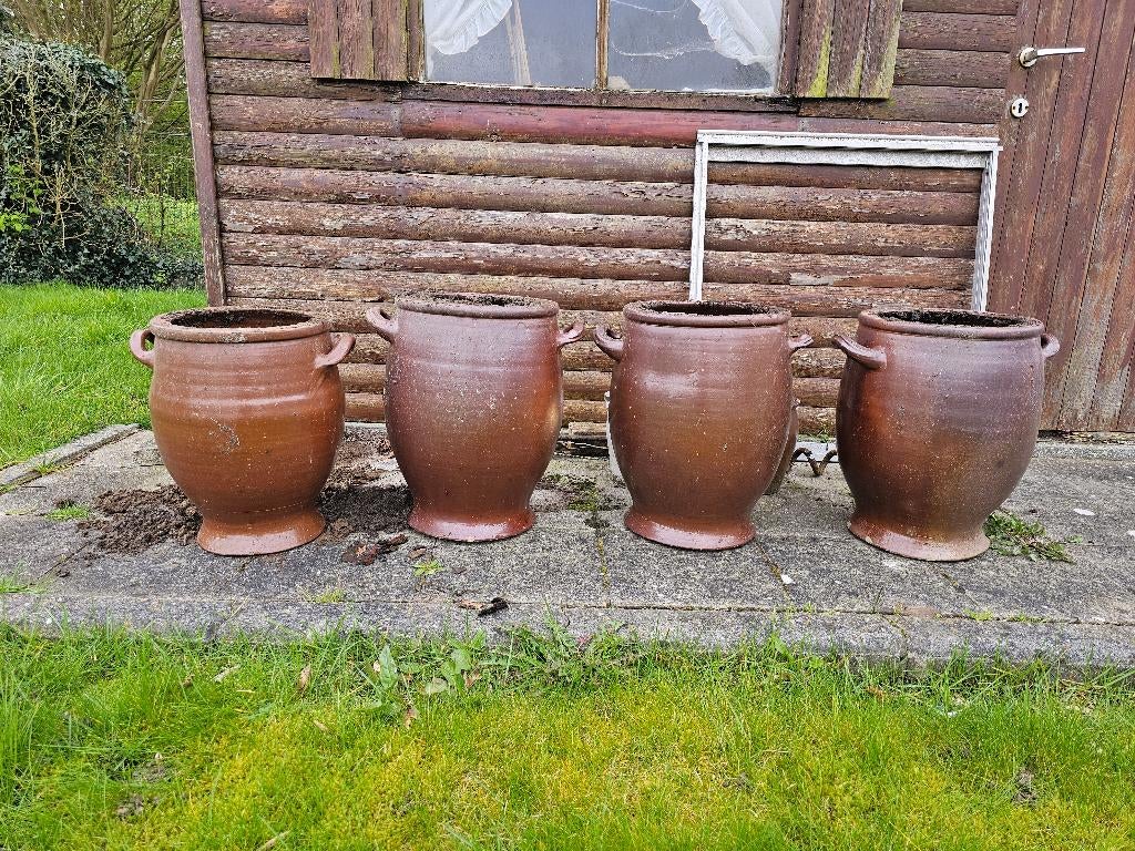 4 bruine boterpotten, ene beschadigd, Ophalen