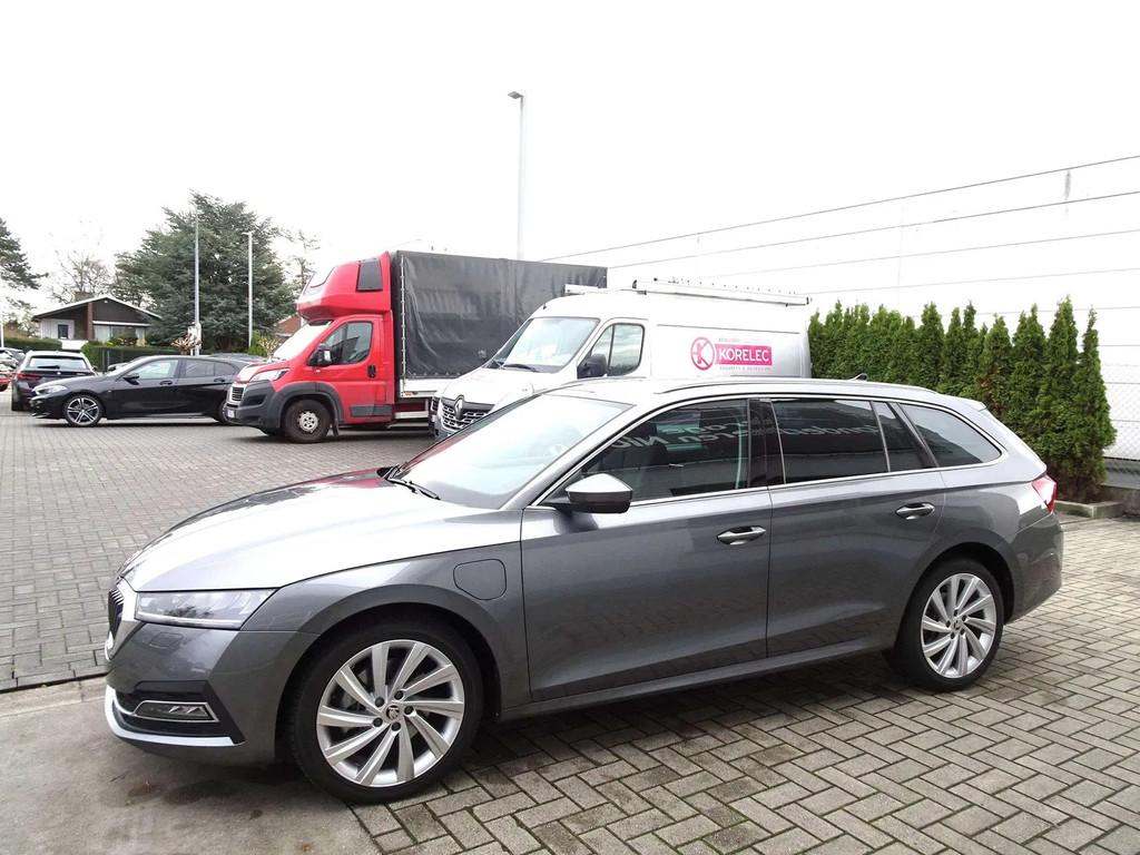 Skoda Octavia 1.4TSi iV DSG,CARPLAY,ADAPT CRUISE,FULL LED,PD, Autos, Skoda, Argent ou Gris, Achat, Entreprise, Noir
