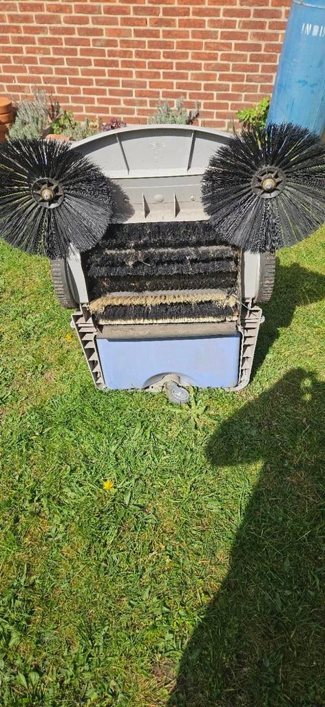 Borstel machine voor opritten en dergelijke, Ophalen