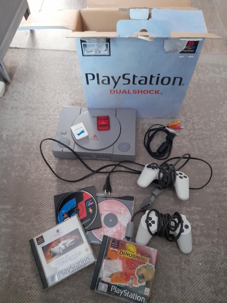 PS1 - Playstation 1 - Console avec boite + jeux, Games en Spelcomputers, Spelcomputers | Sony PlayStation 1, Gebruikt, Met 2 controllers