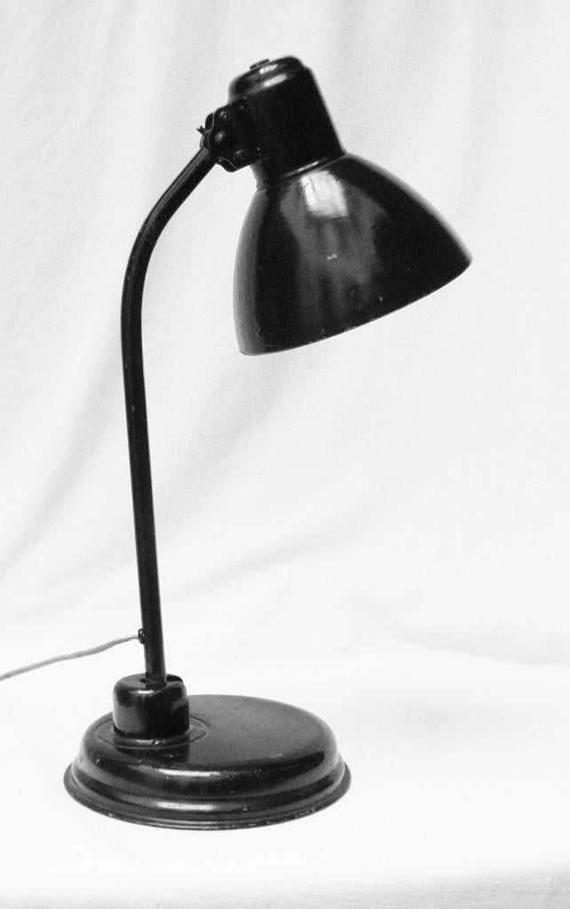 Lampe de bureau en métal peint en noir - Style Bauhaus., Enlèvement ou Envoi