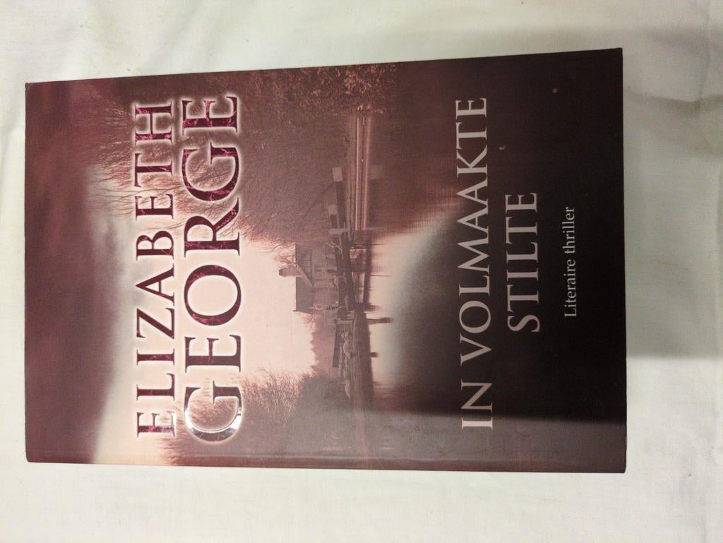 Elizabeth George - In volmaakte stilte, Ophalen, Zo goed als nieuw, Elizabeth George
