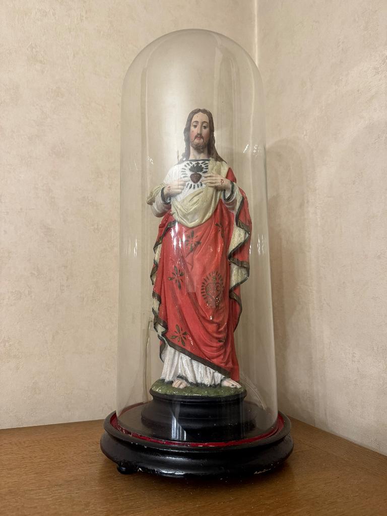 Jezus Christus met Heilig Hart beeld met stolp, Antiek en Kunst, Antiek | Religieuze voorwerpen, Ophalen