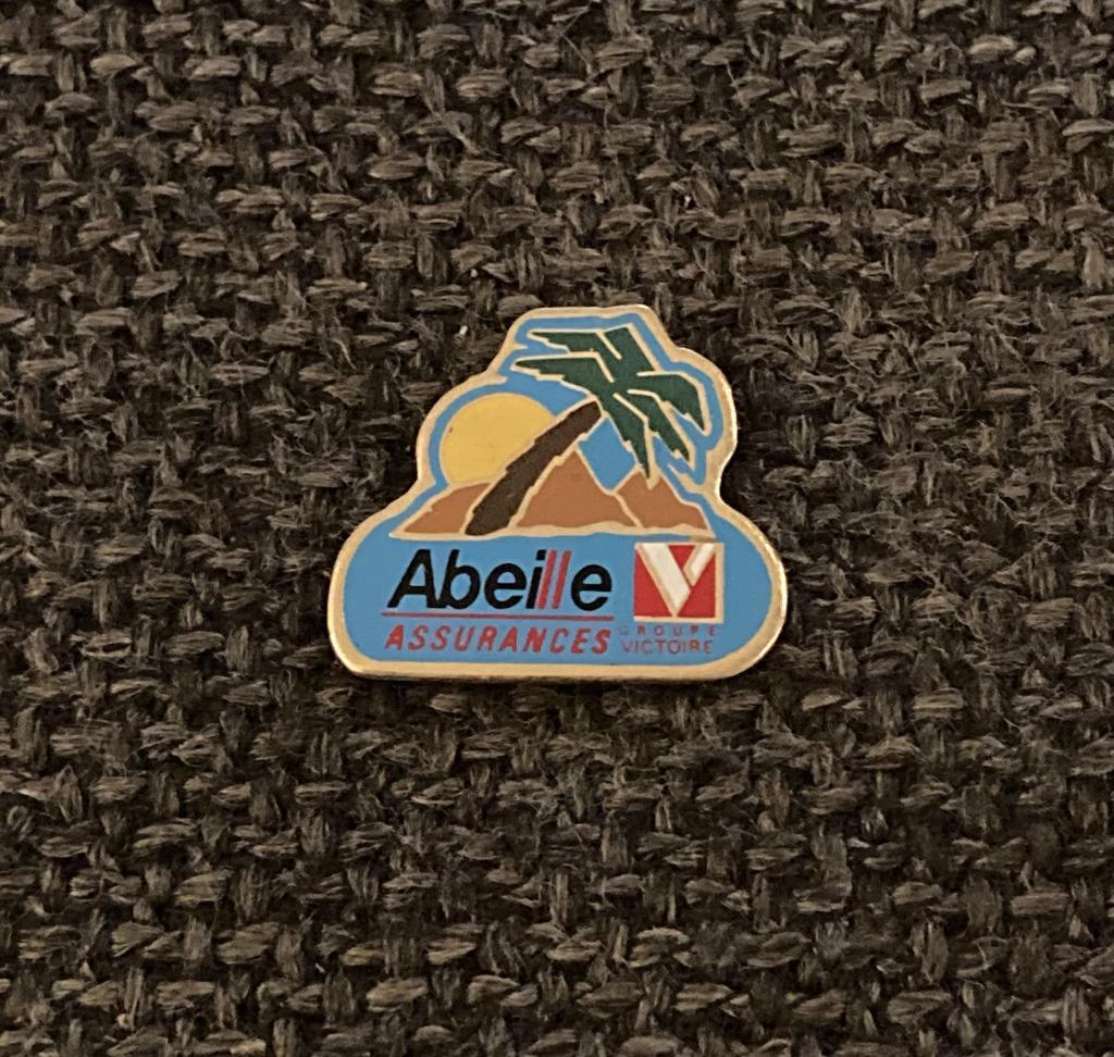PIN - ABEILLE ASSURANCES - GROUPE VICTOIRE - VERZEKERINGEN, Envoi, Utilisé, Autres sujets/thèmes, Insigne ou Pin's