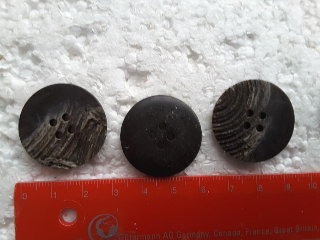 knopen 28 mm grijs en mat hout imitatie 4 gaten B28154, Ophalen of Verzenden, Nieuw, Knoop of Knopen